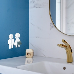 Vue détaillée des panneaux de toilette 3D en acrylique effet miroir avec silhouettes homme et femme