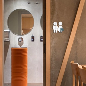 Panneau de toilettes 3D en acrylique avec symboles homme et femme sur cadre en bois