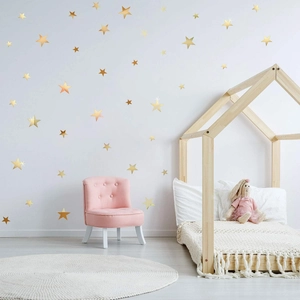 Dettaglio degli adesivi murali a forma di stella dorata a specchio in una camera per bambini