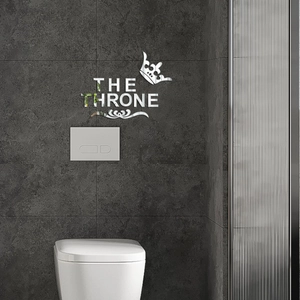 Détail de l'autocollant mural en acrylique argenté avec couronne et texte The Throne