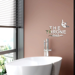 Détail de la couronne en acrylique miroir et texte THE THRONE sur mur de bain