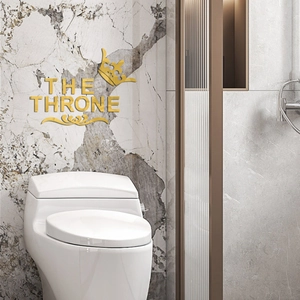 Détail du sticker mural miroir 3D en acrylique doré avec design THE THRONE et couronne
