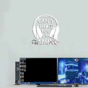 Détail du sticker mural casque gaming en acrylique argenté avec texte sur mur gris épuré