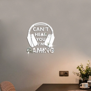 Détail d'un autocollant mural en acrylique miroir avec design casque et slogan