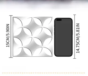 Comparaison de taille du sticker mural miroir acrylique de 15 cm avec un smartphone
