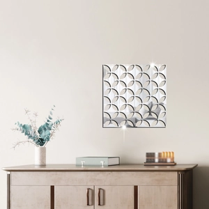 Détail d'autocollants muraux miroirs carrés avec motif de pétales évidés sur le mur