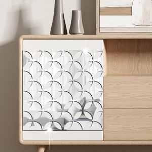Détail de stickers muraux miroir à motif de feuilles sur meubles en bois