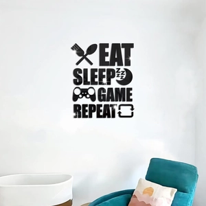 Dettaglio di adesivi murali specchiati neri Eat Sleep Game Repeat in un soggiorno moderno