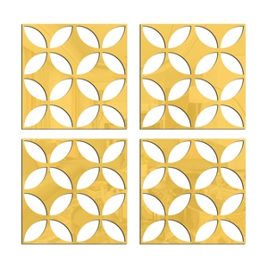 Détail de quatre stickers muraux miroirs en acrylique doré avec motifs de fleurs creuses