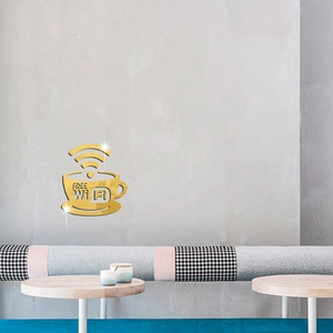 Dettaglio adesivo murale a specchio in acrilico oro 3D con tazza e logo Free WiFi