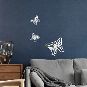 Detaillierte 3D Schmetterling Wandaufkleber mit Silber-Hohlmuster auf dunkelblauer Wand
