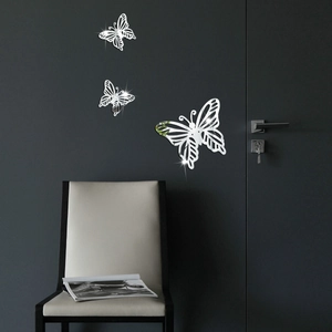 Detailansicht von 3D-Spiegel-Silber-Hohl-Schmetterlings-Wandaufklebern auf dunklem Hintergrund