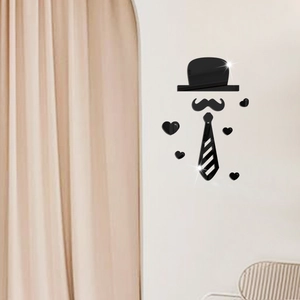 Detailansicht der schwarzen Acryl-Wandsticker mit Spiegel-Effekt, Hut und Herz-Motiven