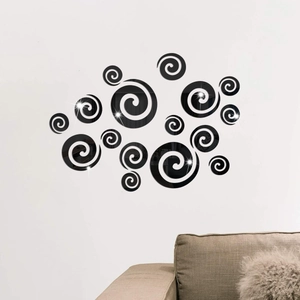 Détail de miroirs muraux en spirale en acrylique noir dans un salon de style moderne