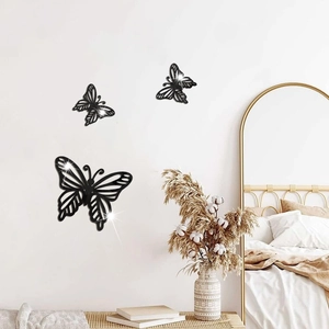 Nahaufnahme von drei hohlen Schmetterling-Wandstickern für moderne Schlafzimmerdekoration