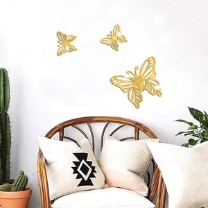 Detaillierte Ansicht von 3D Gold Schmetterling Spiegel Wandaufklebern auf weißer Wand