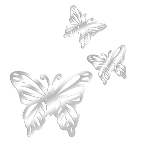 Detail von silbernen Schmetterling-Wandstickern mit filigranen Mustern und Spiegeleffekt