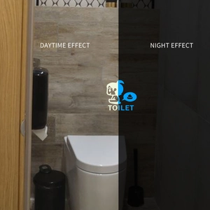 Leuchtende Toilettenwandaufkleber im visuellen Kontrast zwischen Tag- und Nachteffekt