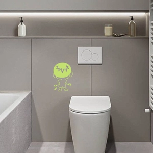 Dettaglio dell'adesivo fluorescente a forma di bambino su una parete del bagno moderno