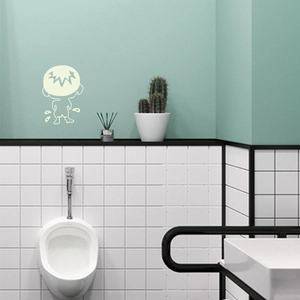 Adesivo murale fluorescente di un bambino cartone animato sulle piastrelle del bagno