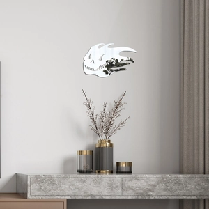 Detailansicht silberner Acryl-Wandsticker Monsterschädel an moderner grauer Wand