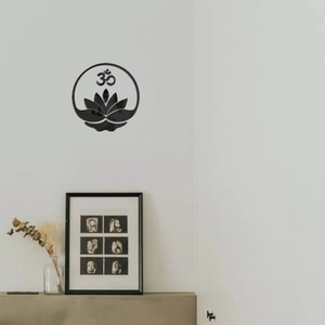 Makroaufnahme von schwarzem Lotus Wandtattoo mit Om-Symbol in modernem Wohndesign