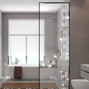 Stickers muraux miroir acrylique argenté avec design géométrique grec dans une salle de bain