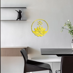 Detail eines gelben Acryl-Wandtattoos mit glänzendem Lotus-Om-Symbol für Deko