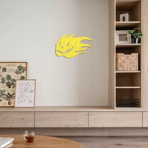 Detail eines 1 mm dicken gelben Acryl Flammen-Schädel Wandaufklebers für Deko