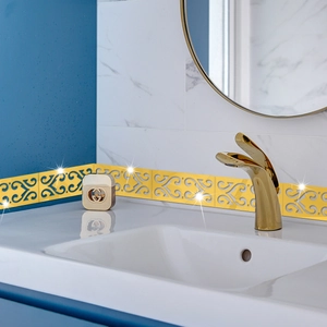 Detailansicht goldener Wandaufkleber mit aufwendigen Hohlmustern und floralem Design