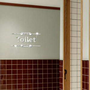 Vista dettagliata dell'insegna 3D per toilette in acrilico argento con bordi decorativi