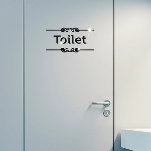 Dettaglio dell'adesivo murale 3D in acrilico nero a specchio per toilette con decorazioni