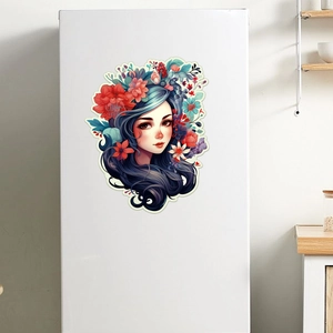 Détail d'un autocollant lumineux de fille fleurie posé sur un réfrigérateur blanc