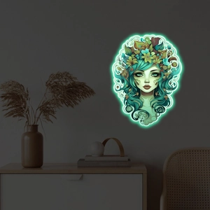 Sticker mural lumineux vert avec portrait de déesse de la forêt dans une chambre noire