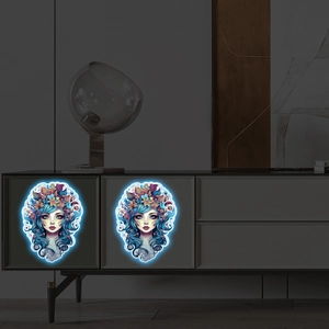 Détail de deux autocollants de fille florale luminescente brillant sur un meuble sombre