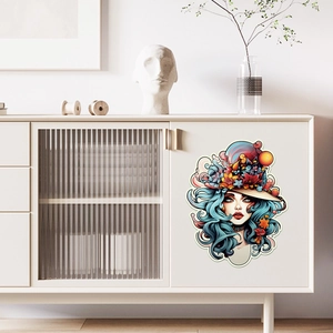 Gros plan d'un autocollant lumineux portrait de femme sur une porte d'armoire minimaliste