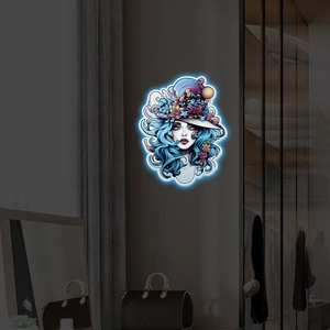 Vue détaillée du sticker mural lumineux montrant une femme aux cheveux bleus dans le noir
