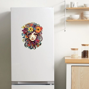 Vue détaillée d'un autocollant artistique floral coloré sur la surface d'un frigo blanc