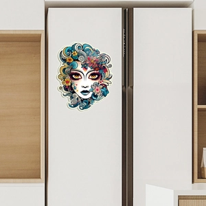 Sticker mural lumineux montrant un visage de femme pop art sur un réfrigérateur blanc