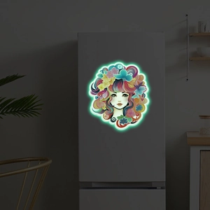 Sticker mural lumineux d'une fille aux fleurs brillant dans le noir sur un réfrigérateur