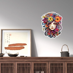 Détail d'un sticker mural illustrant une fille avec des fleurs pour décor de chambre