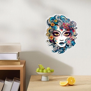 Détail d'un sticker mural portrait de femme bohème avec fleurs dans un salon lumineux