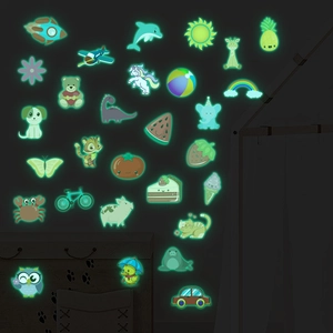 Adesivi murali fluorescenti con animali e icone spaziali che brillano nella camera buia