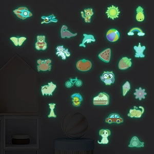 Adesivi murali luminosi con dinosauri e unicorni che brillano in una stanza buia