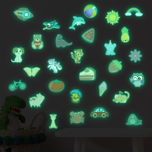 Vista dettagliata di adesivi murali luminosi con motivi di animali fluorescenti