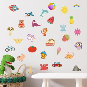 Dettaglio di adesivi murali luminosi colorati con animali e razzi spaziali per bimbi