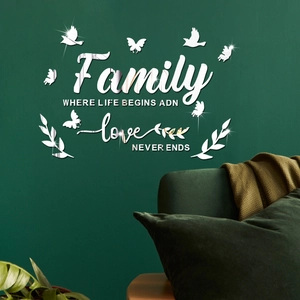 Gros plan d'autocollants muraux miroir en acrylique Family sur un mur intérieur vert foncé