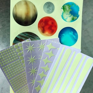 Dettaglio del set di adesivi murali luminosi con pianeti e stelle fluorescenti