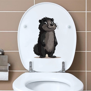 Simpatico adesivo con lontra marina applicato su sedile WC bianco in un bagno piastrellato