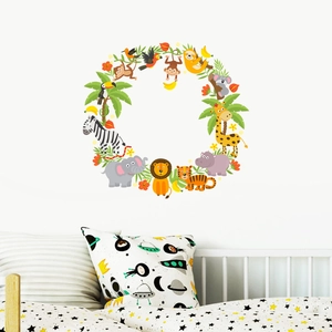 Détail de stickers muraux couronne d'animaux de safari dans une chambre d'enfant